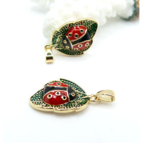 Pendentif Coccinelle sur Feuille 25 mm – Résine Émaillée & Laiton Doré à l’Or Fin 18K