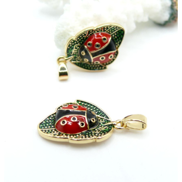 Pendentif Coccinelle sur Feuille 25 mm – Résine Émaillée & Laiton Doré à l’Or Fin 18K