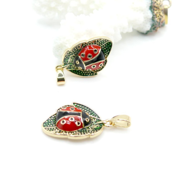 Pendentif Coccinelle sur Feuille 25 mm – Résine Émaillée & Laiton Doré à l’Or Fin 18K
