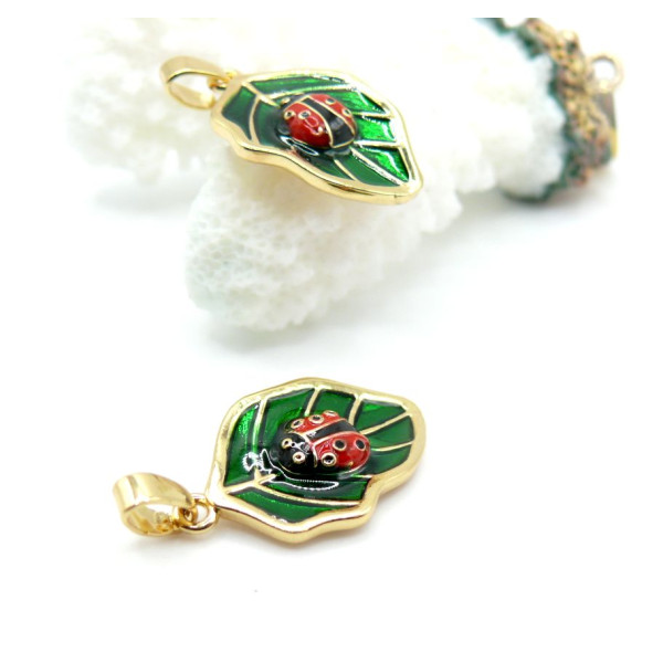 Pendentif Coccinelle sur Feuille 25 mm – Résine Émaillée & Laiton Doré à l’Or Fin 18K