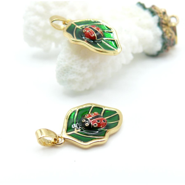 Pendentif Coccinelle sur Feuille 25 mm – Résine Émaillée & Laiton Doré à l’Or Fin 18K