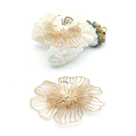 Estampes Pendentifs Filigrane Multi-Fleurs 39 mm 3D – Laiton Doré