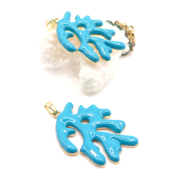 Pendentif Forme Corail 35 mm en Résine Émaillée Bleu – Laiton Doré à l’Or Fin 18K