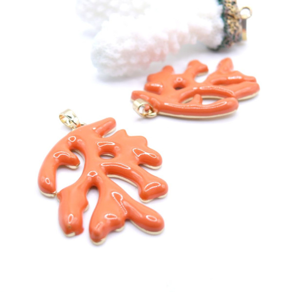 Pendentif Forme Corail 35 mm en Résine Émaillée Orange – Laiton Doré à l’Or Fin 18K