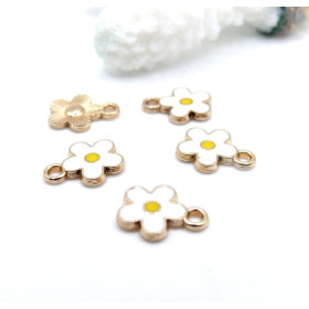 Breloques Fleurs 10 mm – Résine Style Émaillé Blanc – Base Dorée

Caractéristiques :