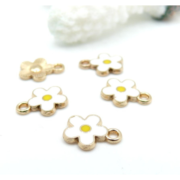 Breloques Fleurs 10 mm – Résine Style Émaillé Blanc – Base Dorée

Caractéristiques :