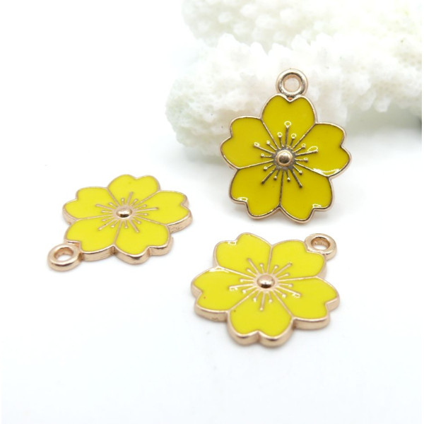 Pendentifs Fleurs de Sakura Émaillées Jaune 17 mm – Métal Doré