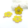 Pendentifs Fleurs de Sakura Émaillées Jaune 17 mm – Métal Doré