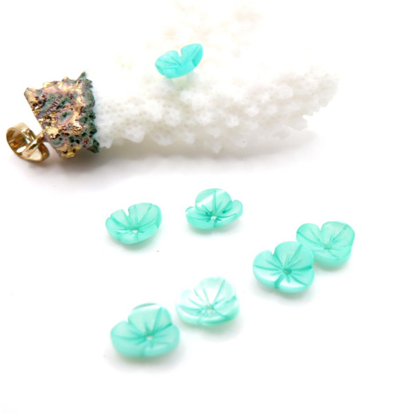 Perle Intercalaire 3D Fleur Nacre Sculptée 8mm – Nacre Naturelle Vert Pastel