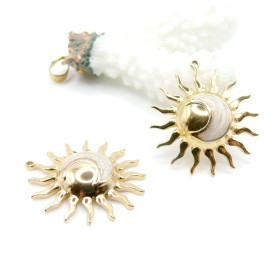 H11F31908G02 – Lot de 1  Pendentif Soleil 29mm avec résine à paillette – Acier Inoxydable Doré à l'or fin 18K