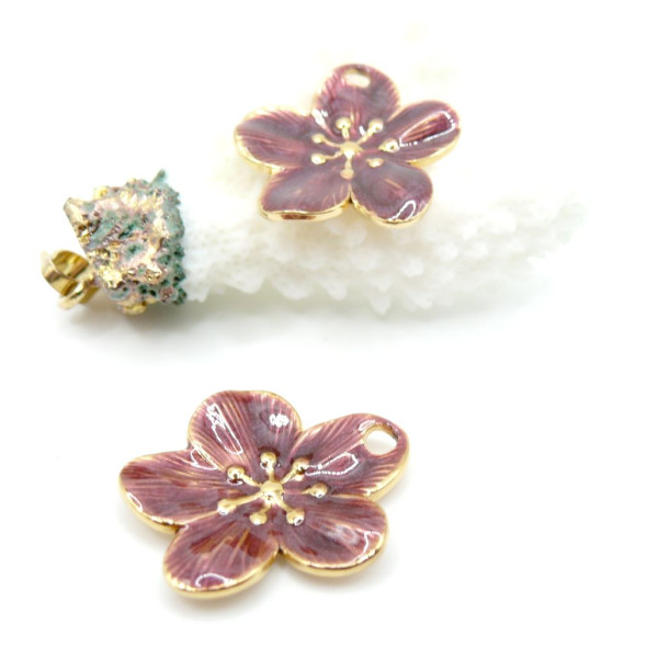 Pendentif Fleur des Iles 24 mm – Résine Émaillée & Acier Inoxydable 304 Doré à l’Or Fin 18K