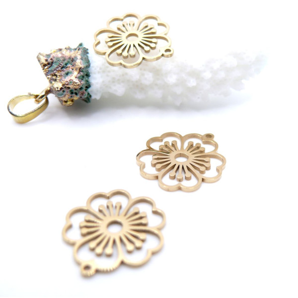 Pendentifs Fleur Ajourée 26 mm – Acier Inoxydable Doré