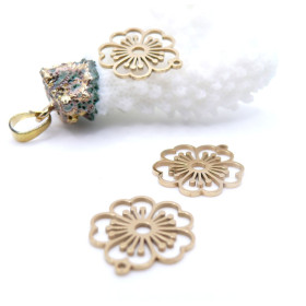 Pendentifs Fleur Ajourée 26 mm – Acier Inoxydable Doré