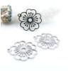 Pendentifs Fleur Ajourée 26 mm – Acier Inoxydable Argenté