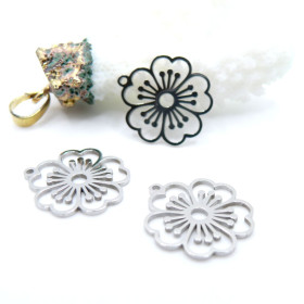 BU112410231043293530 – Lot de 2 Pendentifs Fleur Ajourée 26 mm – Acier Inoxydable Argenté