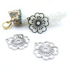 BU112410231043293530 – Lot de 2 Pendentifs Fleur Ajourée 26 mm – Acier Inoxydable Argenté
