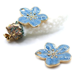 Pendentif Fleur des Iles 24 mm – Résine Émaillée & Acier Inoxydable 304 Doré à l’Or Fin 18K