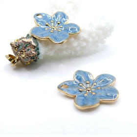 Pendentif Fleur des Iles 24 mm – Résine Émaillée & Acier Inoxydable 304 Doré à l’Or Fin 18K