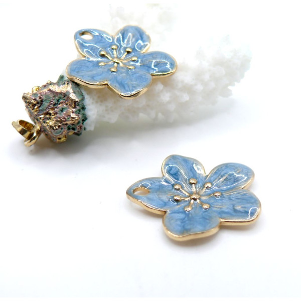 Pendentif Fleur des Iles 24 mm – Résine Émaillée & Acier Inoxydable 304 Doré à l’Or Fin 18K