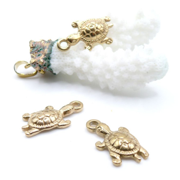 H11M07523G – Lot de  2 Pendentifs Tortue 3D 22.5 mm – Acier Inoxydable Doré, Placage IONIQUE
