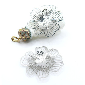 Estampes Pendentifs Filigrane Multi-Fleurs 39 mm 3D – Laiton Argenté
