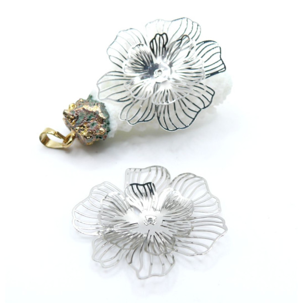 Estampes Pendentifs Filigrane Multi-Fleurs 39 mm 3D – Laiton Argenté