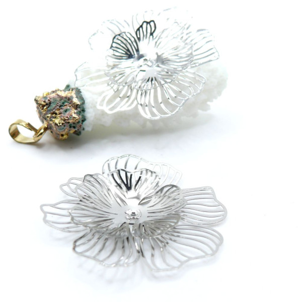 Estampes Pendentifs Filigrane Multi-Fleurs 39 mm 3D – Laiton Argenté