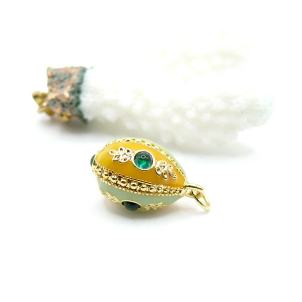 Pendentif Oeuf Résine Émaillée  et strass 24mm – Laiton Doré à l’Or Fin 18K