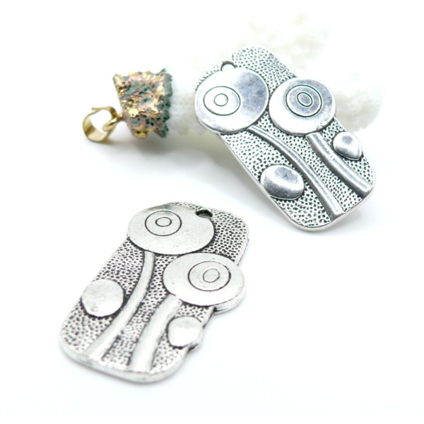 Pendentifs, Breloques Fleur  stylisée dans rectangle 38x22mm – Laiton Argenté