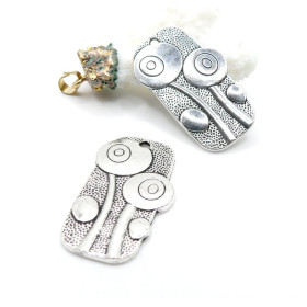 Pendentifs, Breloques Fleur  stylisée dans rectangle 38x22mm – Laiton Argenté