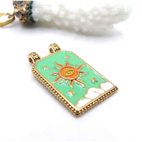 Pendentif Rectangle 30 mm avec Soleil en Résine Émaillée – Acier Inox 304 – Doré à l’Or fin 18K, placage IONIQUE (IP)