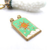 Pendentif Rectangle 30 mm avec Soleil en Résine Émaillée – Acier Inox 304 – Doré à l’Or fin 18K, placage IONIQUE (IP)