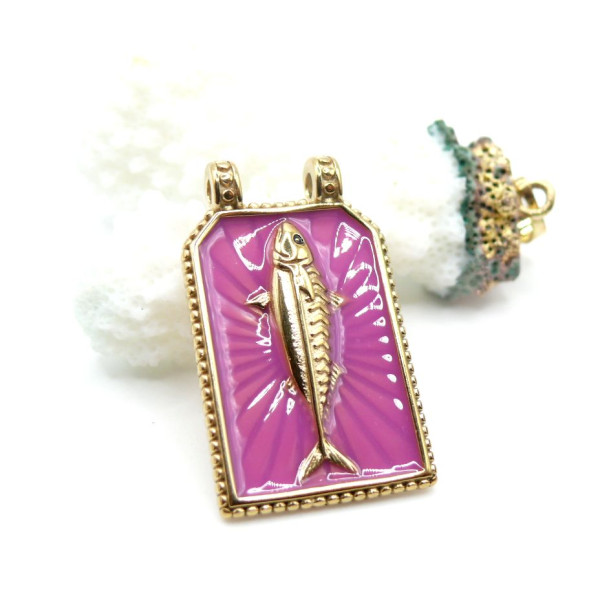 Pendentif Rectangle 33 mm avec Poisson en Résine Émaillée – Acier Inox 304 – Doré à l’Or fin 18K, placage IONIQUE (IP)