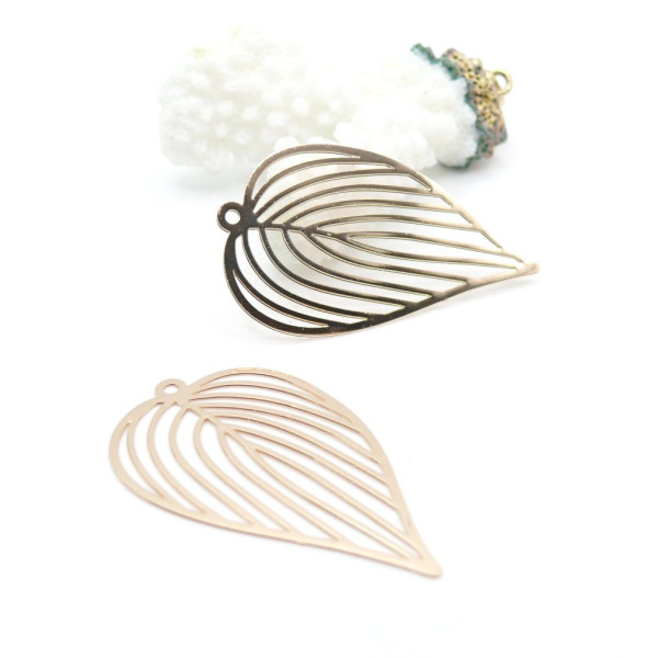 Estampes Pendentifs Feuille Exotique Ajourées 42mm – Laiton Doré