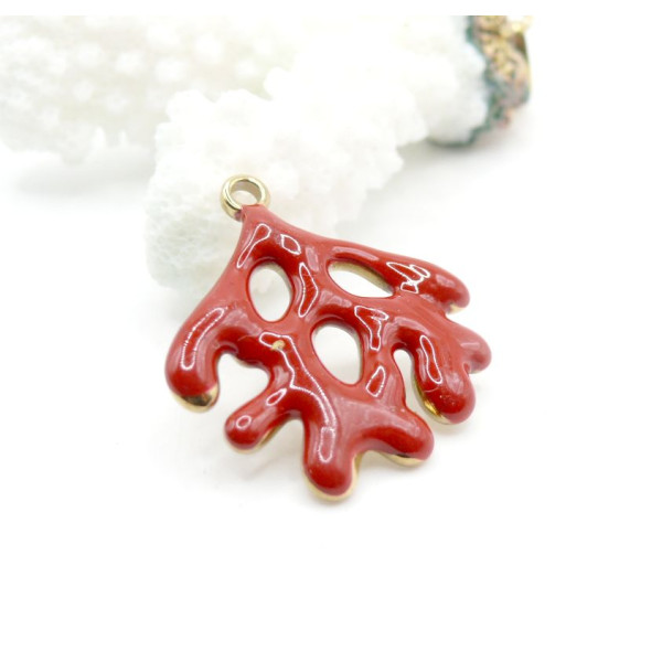 Pendentif Corail Rouge 26 mm en Résine Émaillée – Acier Inox 304 – Doré à l’Or fin 18K, placage IONIQUE (IP)