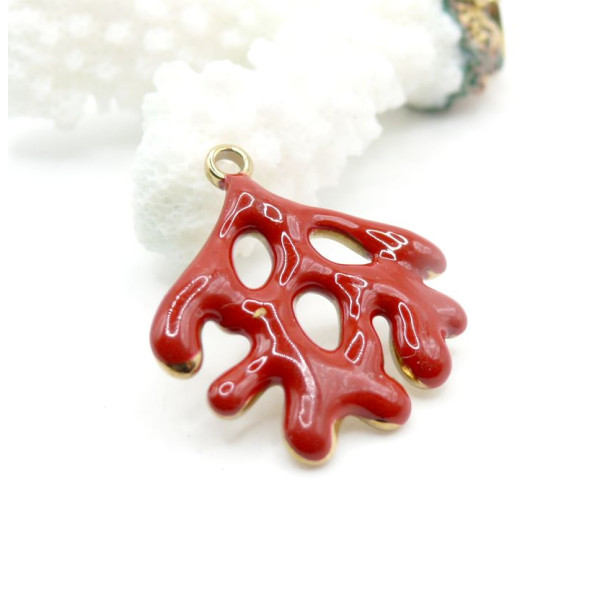 Pendentif Corail Rouge 26 mm en Résine Émaillée – Acier Inox 304 – Doré à l’Or fin 18K, placage IONIQUE (IP)