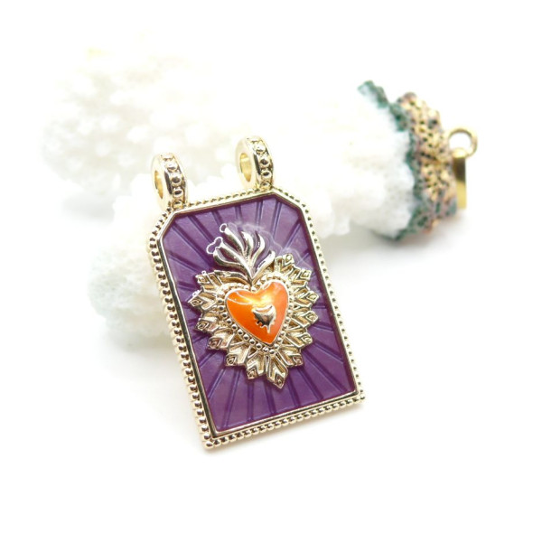Pendentif Double Anneau Rectangle avec Cœur Ex-Voto Émaillé 29 mm – Laiton Doré à l’Or Fin 18K