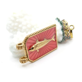 Pendentif Rectangle 33 mm avec Poisson en Résine Émaillée – Acier Inox 304 – Doré à l’Or fin 18K, placage IONIQUE (IP)