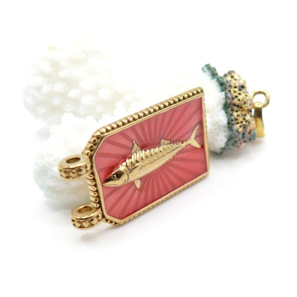 Pendentif Rectangle 33 mm avec Poisson en Résine Émaillée – Acier Inox 304 – Doré à l’Or fin 18K, placage IONIQUE (IP)