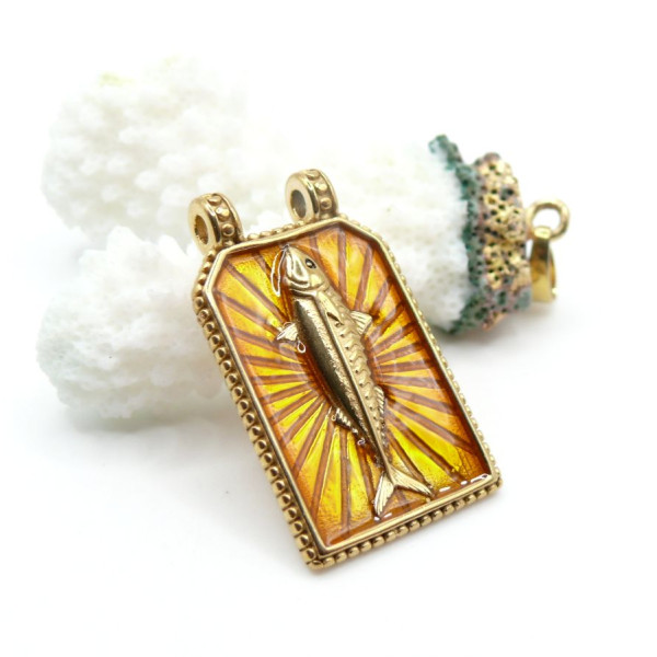 Pendentif Rectangle 33 mm avec Poisson en Résine Émaillée – Acier Inox 304 – Doré à l’Or fin 18K, placage IONIQUE (IP)