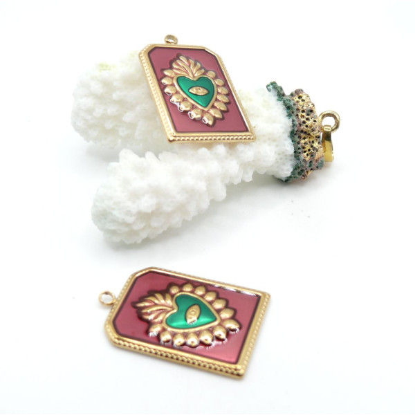 Pendentif  Rectangle avec Cœur Ex-Voto Émaillé 28 mm – Laiton Doré à l’Or Fin 18K