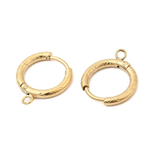 Boucles d’Oreilles Créoles Travaillées 13.5 mm avec Anneau d’Attache – Acier Inox 304 – Doré à l’Or fin 18K, IONIQUE (IP)