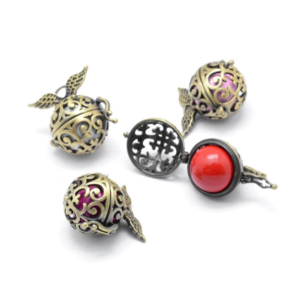 Pendentif Cage Bola de Grossesse Aile d'Ange avec Perle de Coloris Aléatoire – Laiton – Finition Bronze