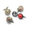 Pendentif Cage Bola de Grossesse Aile d'Ange avec Perle de Coloris Aléatoire – Laiton – Finition Bronze