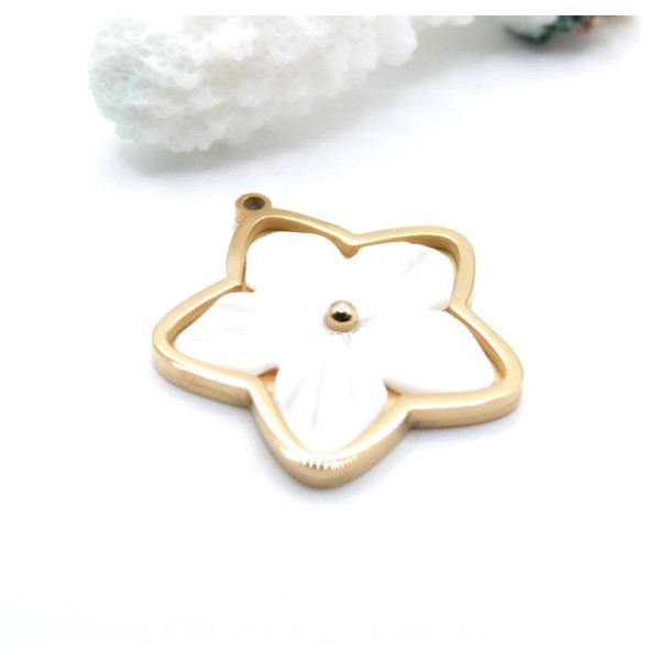 Pendentif Fleur avec Nacre Naturelle 24 mm – Acier Inox 304 Doré à l'Or Fin 18K – Placage PVD