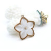 Pendentif Fleur avec Nacre Naturelle 24 mm – Acier Inox 304 Doré à l'Or Fin 18K – Placage PVD