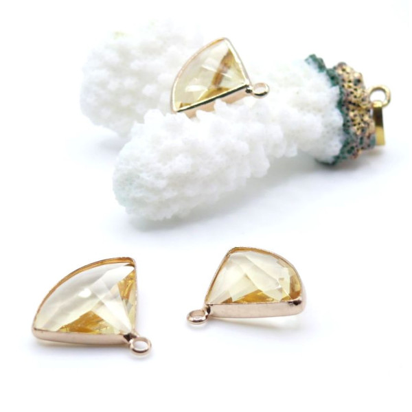 Pendentifs Forme Éventail 19 mm en Verre Facetté JAUNE– Laiton – Finition Doré