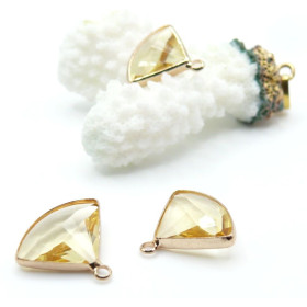 Pendentifs Forme Éventail 19 mm en Verre Facetté JAUNE– Laiton – Finition Doré