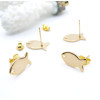 Boucles d’Oreilles Puces Forme Poisson 13.5 mm  avec trou d'attache– Acier Inox 304 – Doré à l’Or fin 24K