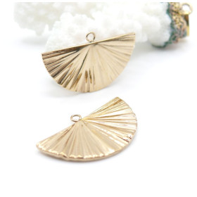 Pendentif Éventail Texturé 25mm – Acier Inoxydable Doré à l'or fin 24K, placage IONIQUE